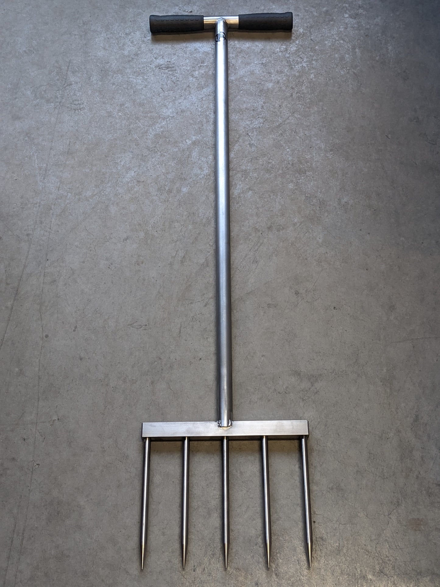 GartenAZ Rasenkralle & Rasenlüfter - Tiefenlockerer Rasenheber mit Vollspoons