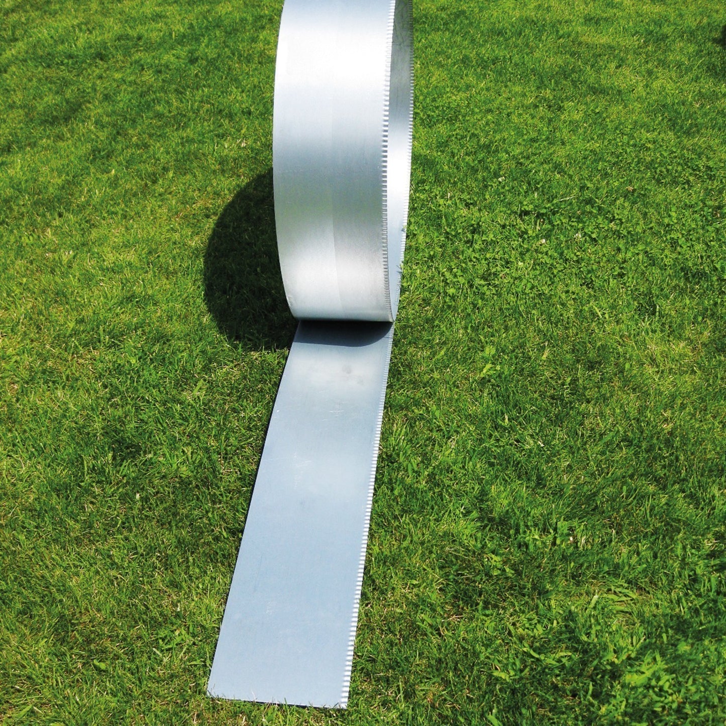 Rasenkantenband aus Galvalume Alu-Zink – 20 cm hoch, Länge 5 m, 1 mm stark – GartenAZ inklusive Einschlaghilfe - ID: 70408785199478