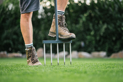 GartenAZ Rasenkralle & Rasenlüfter - Tiefenlockerer Rasenheber mit Vollspoons