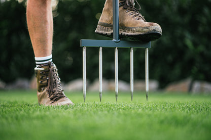GartenAZ Rasenkralle & Rasenlüfter - Tiefenlockerer Rasenheber mit Vollspoons