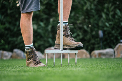 GartenAZ Rasenkralle & Rasenlüfter - Tiefenlockerer Rasenheber mit Vollspoons