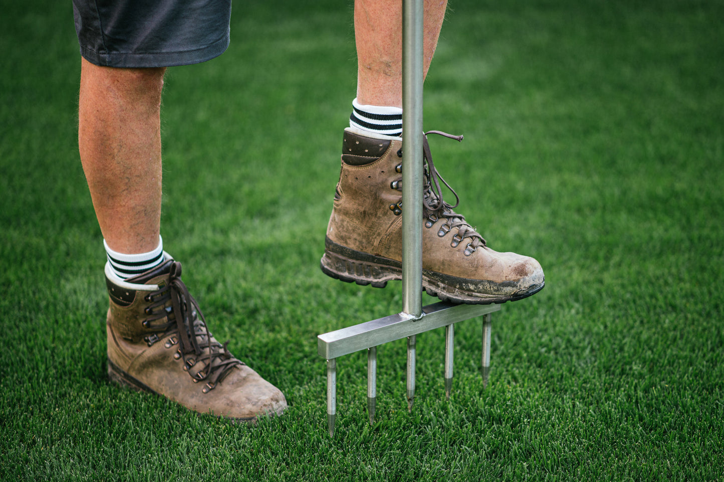 GartenAZ Rasenkralle & Rasenlüfter - Tiefenlockerer Rasenheber mit Vollspoons