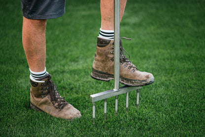 GartenAZ Rasenkralle & Rasenlüfter - Tiefenlockerer Rasenheber mit Vollspoons