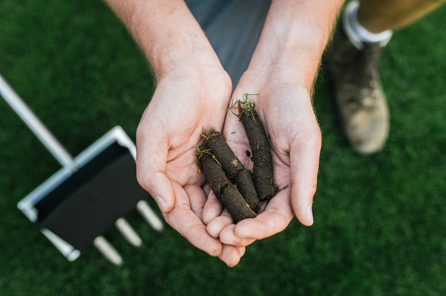 GartenAZ Hand Aerifizierer für Rasen - Aerifiziergabel + 3er Spoons & Auffangwanne