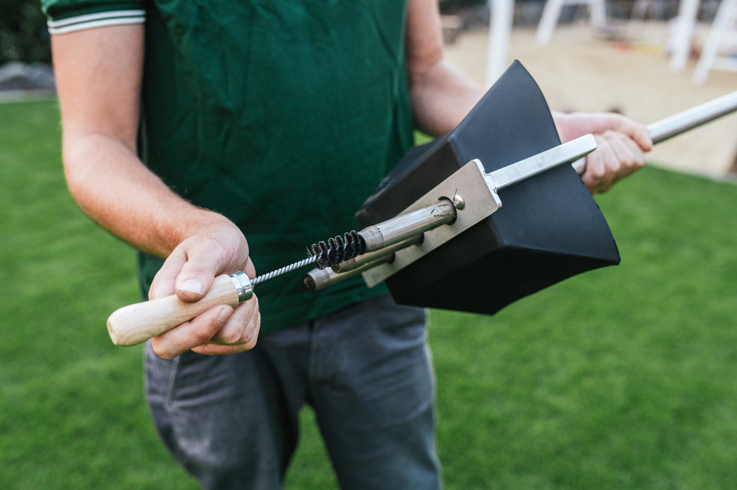 GartenAZ Hand Aerifizierer für Rasen - Aerifiziergabel + 3er Spoons & Auffangwanne