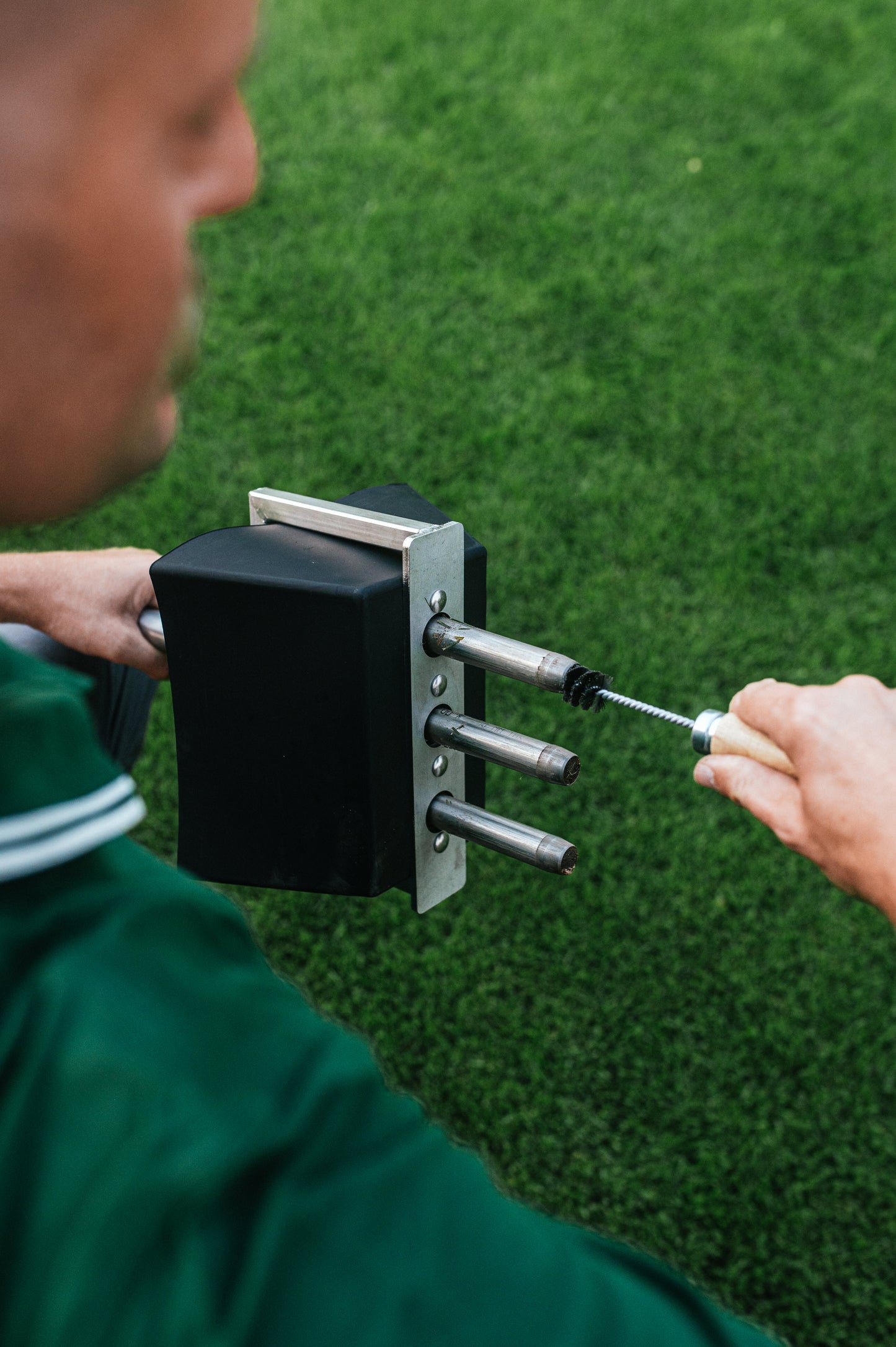 GartenAZ Hand Aerifizierer für Rasen - Aerifiziergabel + 3er Spoons & Auffangwanne