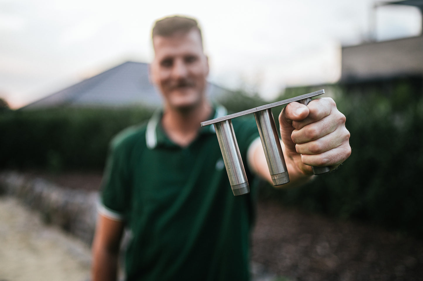 GartenAZ Hand Aerifizierer für Rasen - Aerifiziergabel + 3er Spoons & Auffangwanne