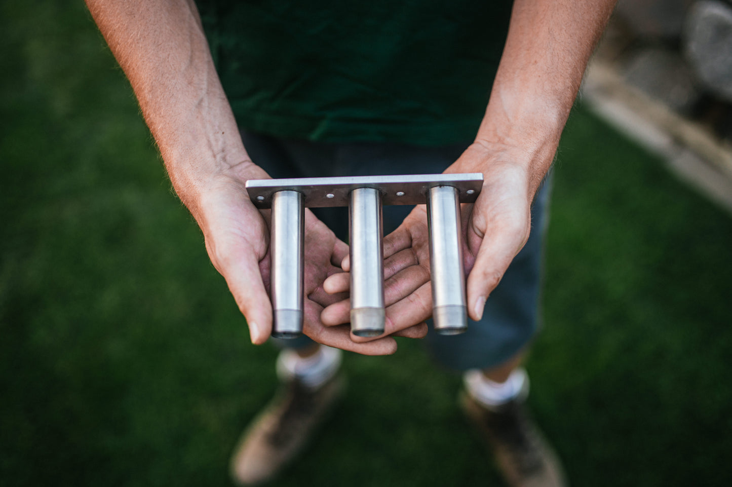 GartenAZ Hand Aerifizierer für Rasen - Aerifiziergabel + 3er Spoons & Auffangwanne