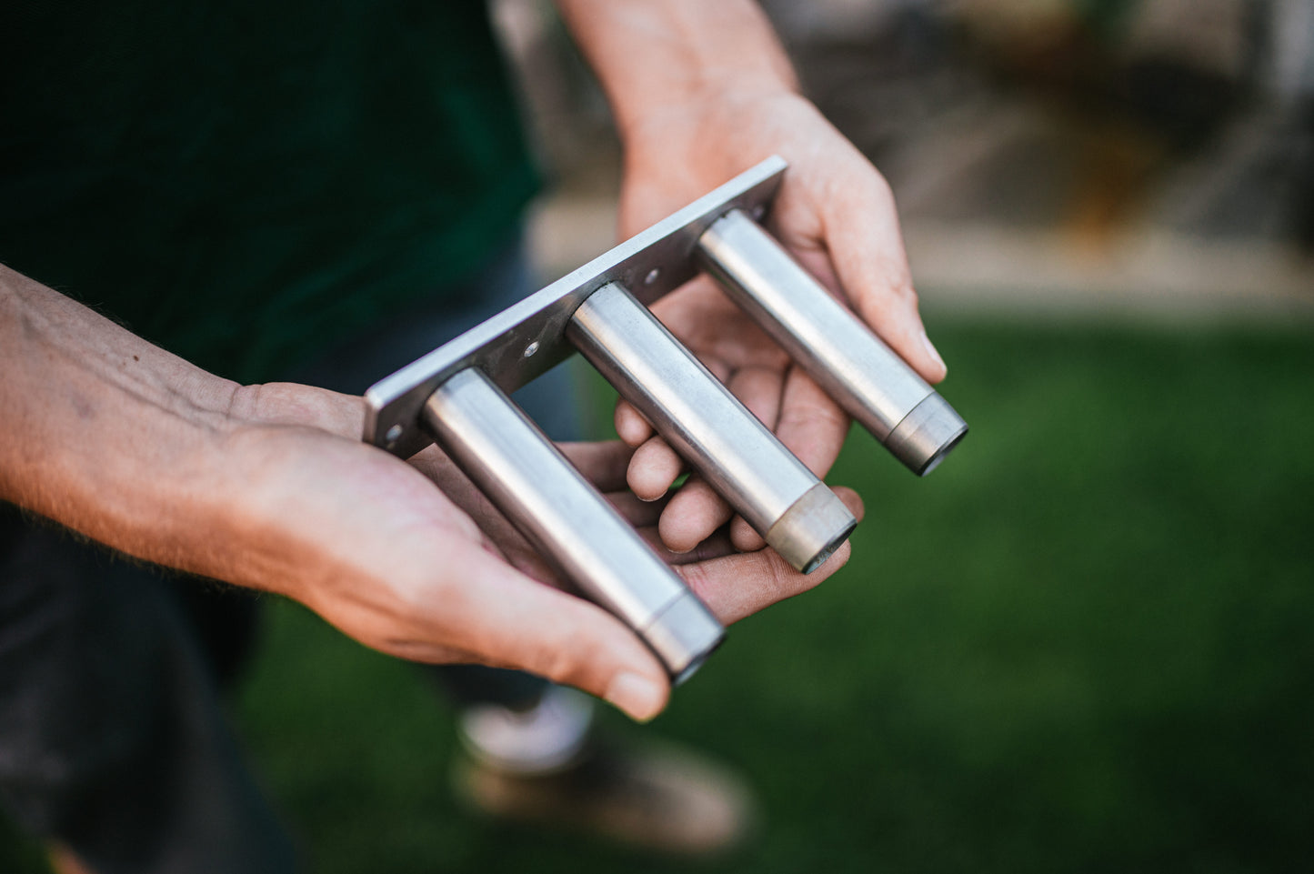 GartenAZ Hand Aerifizierer für Rasen - Aerifiziergabel + 3er Spoons & Auffangwanne