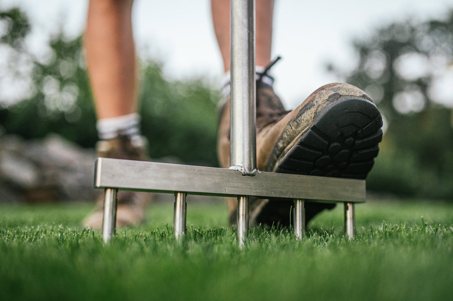 GartenAZ Rasenkralle & Rasenlüfter - Tiefenlockerer Rasenheber mit Vollspoons