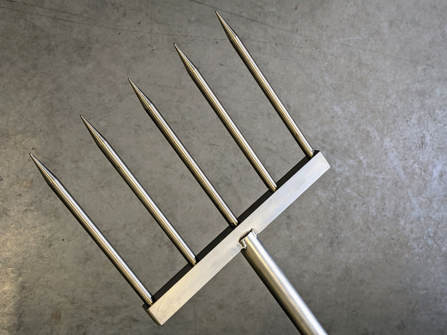 GartenAZ Rasenkralle & Rasenlüfter - Tiefenlockerer Rasenheber mit Vollspoons