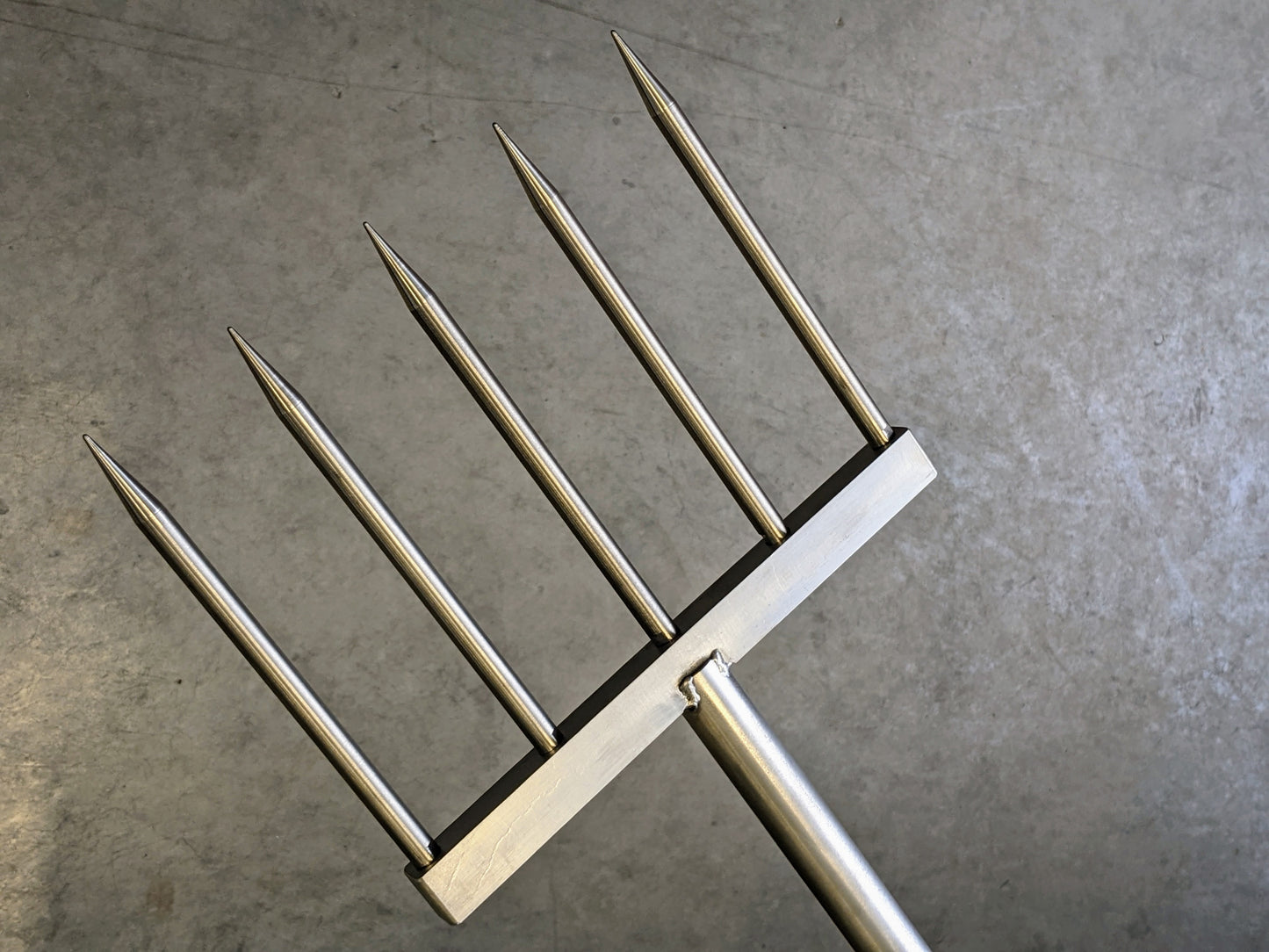 GartenAZ Rasenkralle & Rasenlüfter - Tiefenlockerer Rasenheber mit Vollspoons