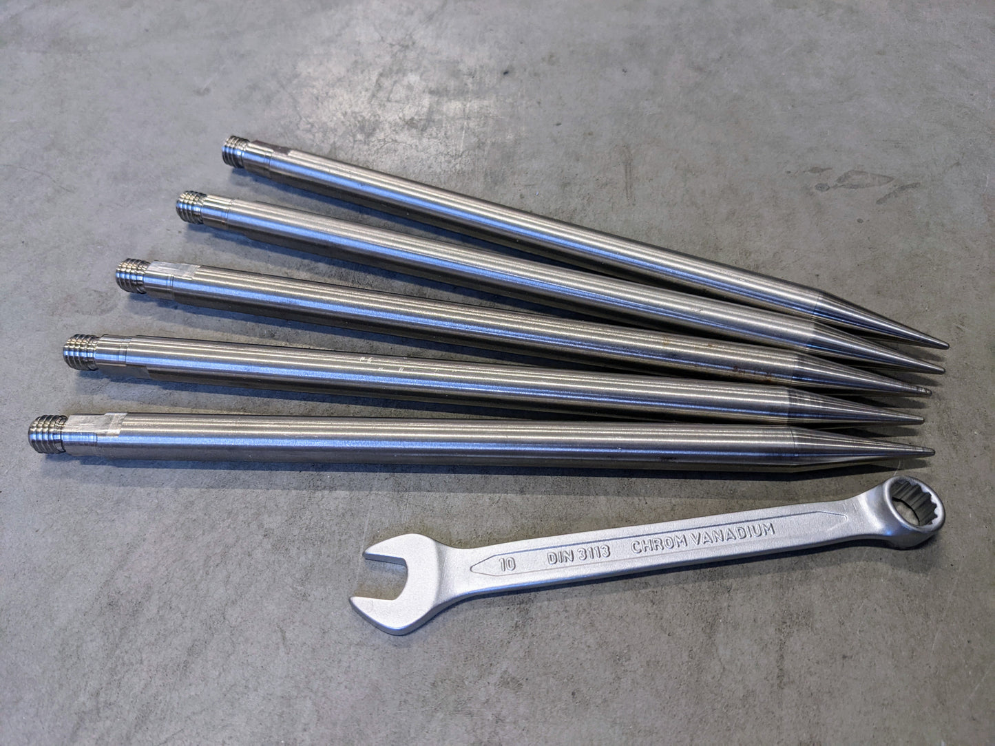 GartenAZ Rasenkralle & Rasenlüfter - Tiefenlockerer Rasenheber mit Vollspoons