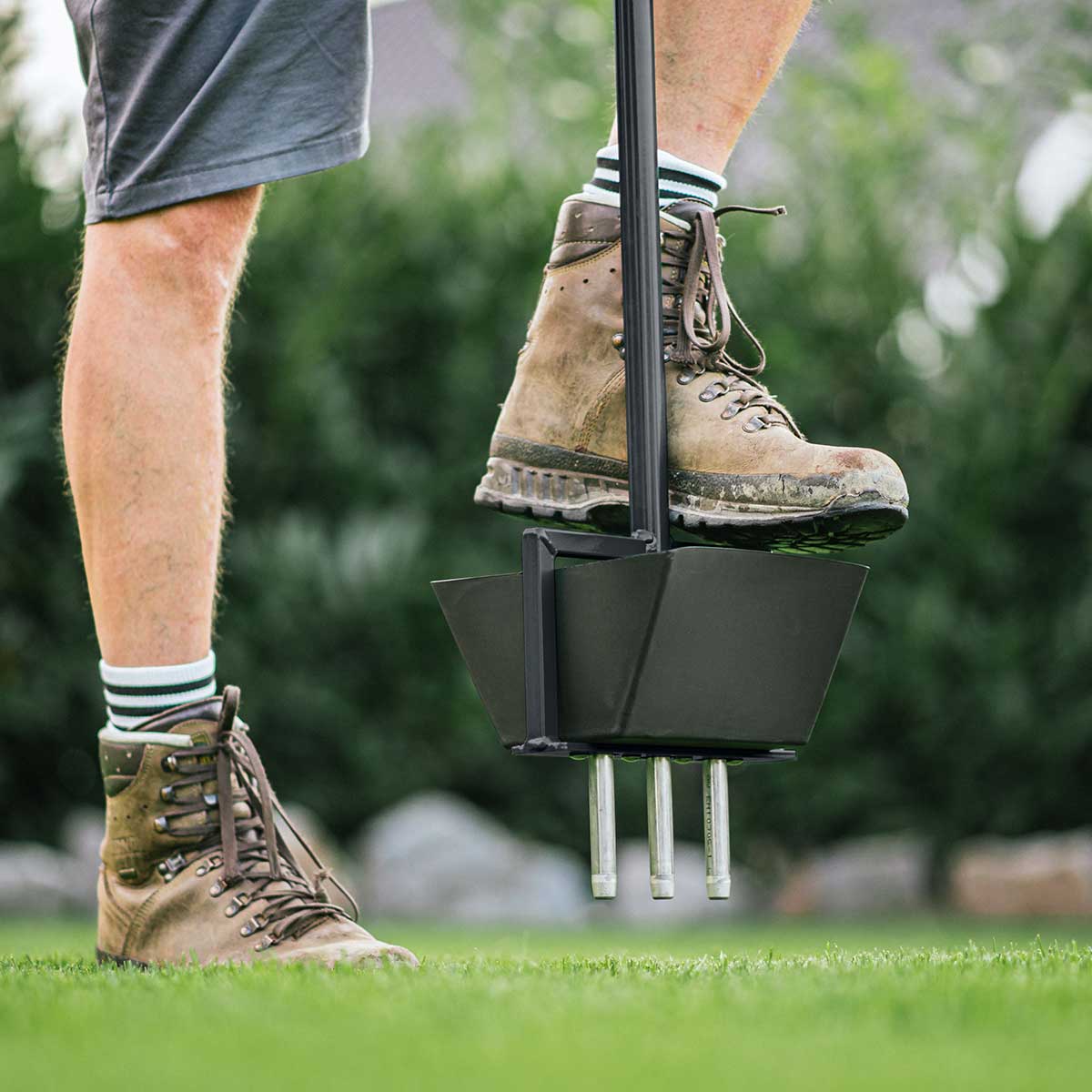 GartenAZ Hand Aerifizierer für Rasen - Aerifiziergabel + 3er Spoons & Auffangwanne