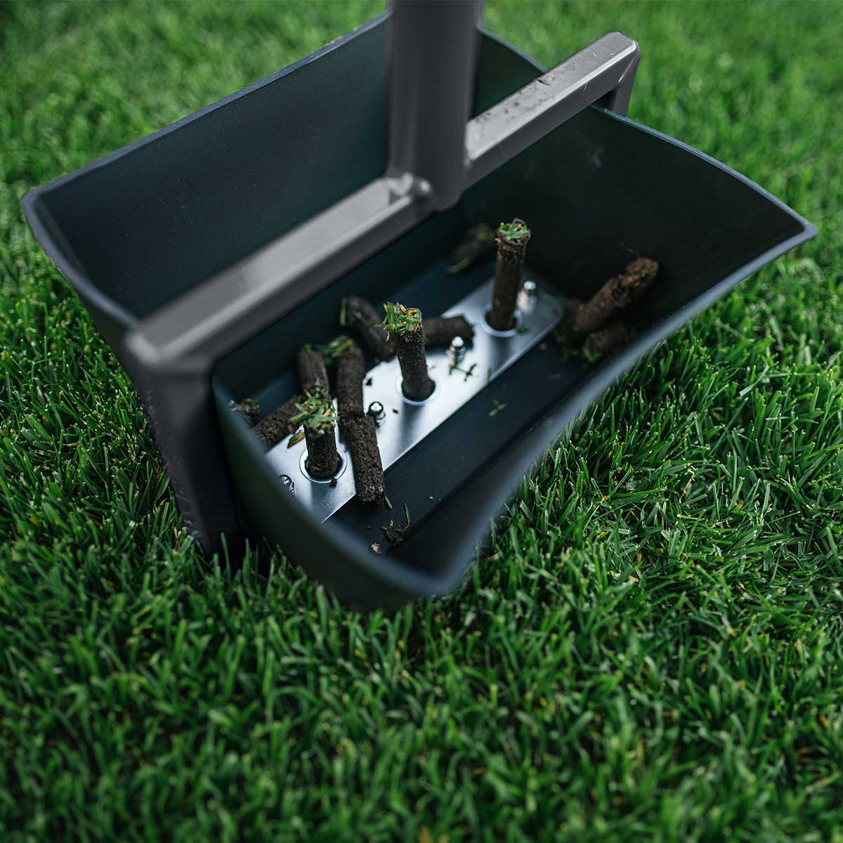GartenAZ Hand Aerifizierer für Rasen - Aerifiziergabel + 3er Spoons & Auffangwanne